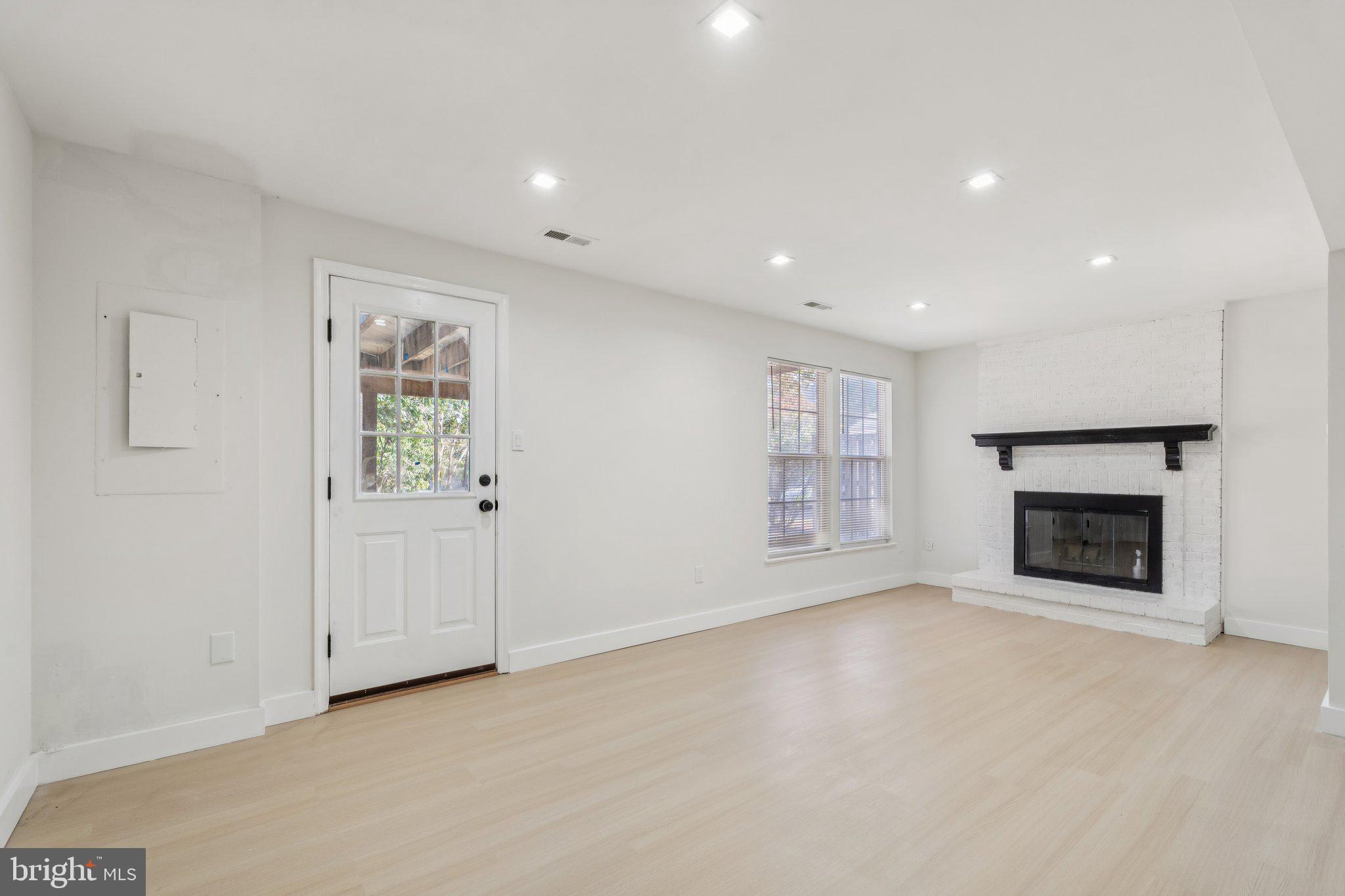 43501 Postrail Square Ashburn, VA 20147 - Photo 31 of 35 an empty room with windows and fireplace