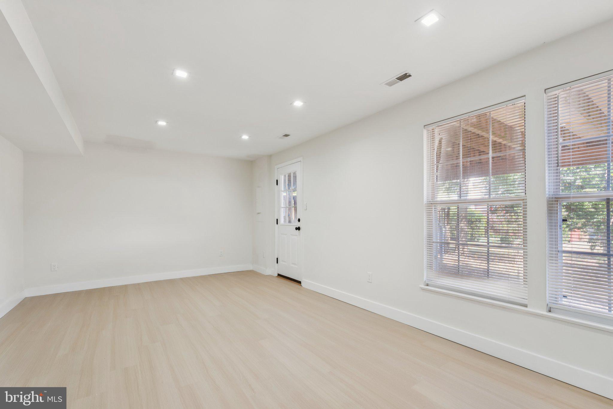 43501 Postrail Square Ashburn, VA 20147 - Photo 32 of 35 en empty room with windows