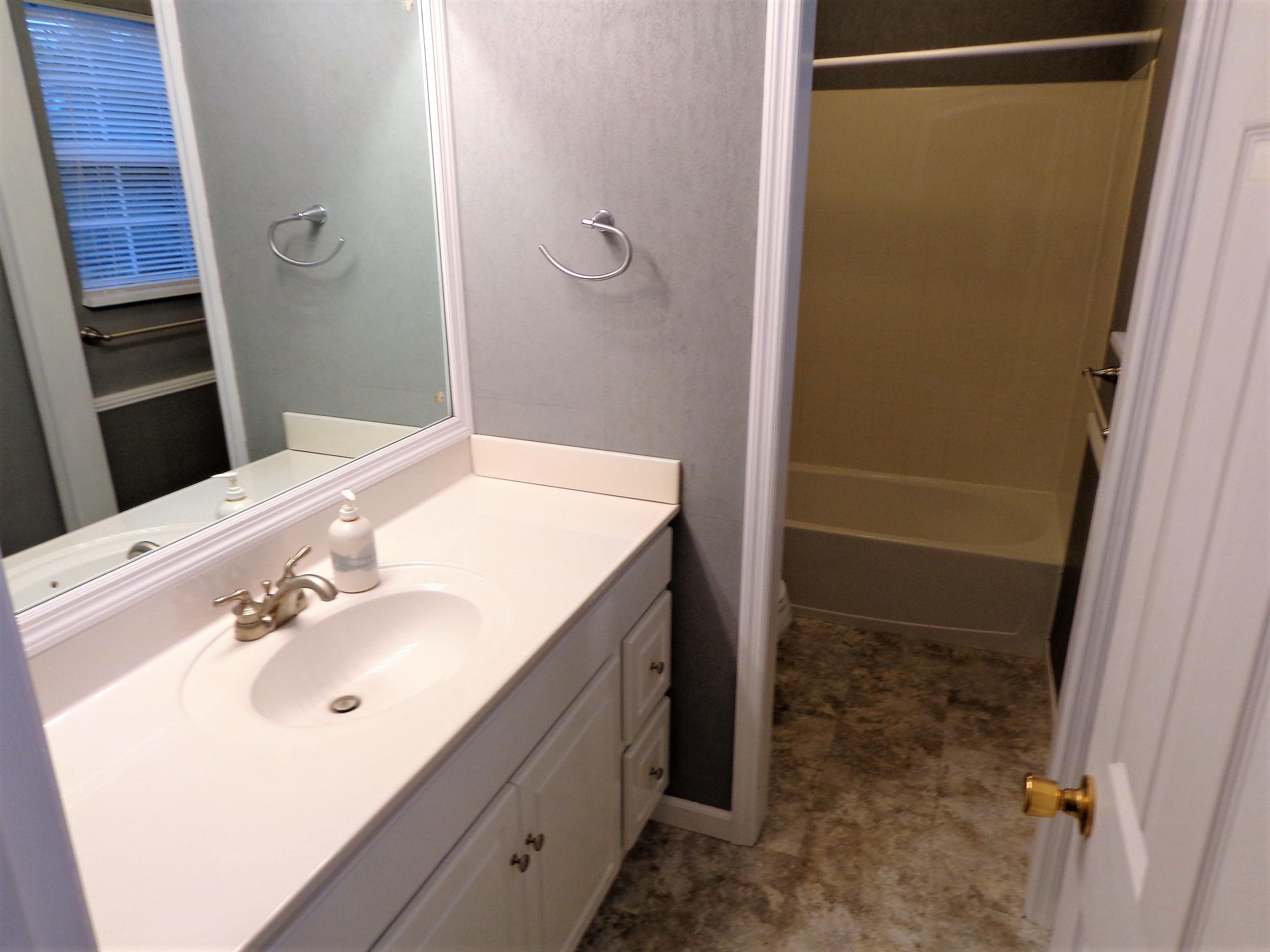 6696 Hunter Road Talbott, TN 37877 - Photo 20 of 36 Full Bath - Upstairs