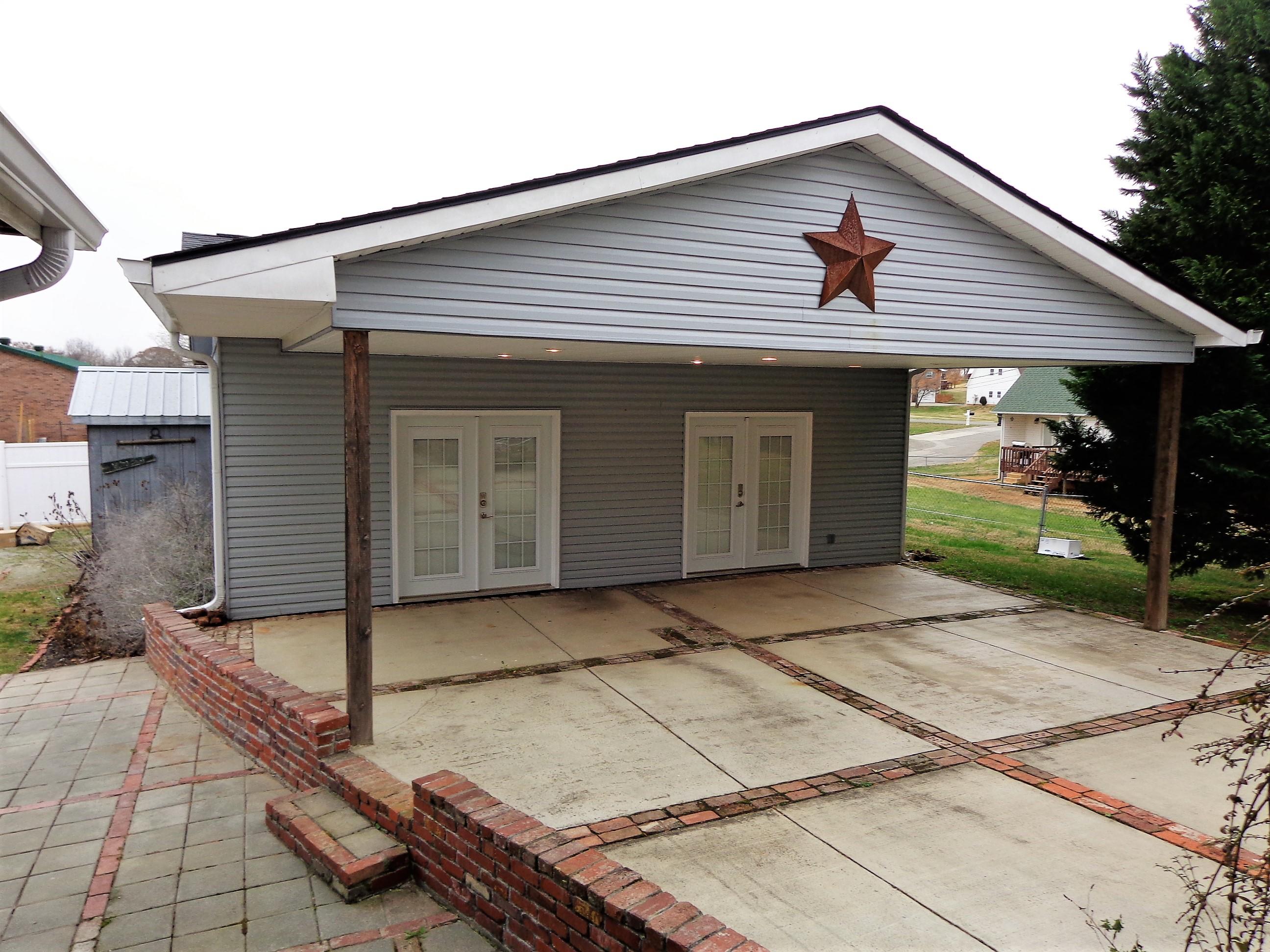 6696 Hunter Road Talbott, TN 37877 - Photo 29 of 36 Patio / Garage