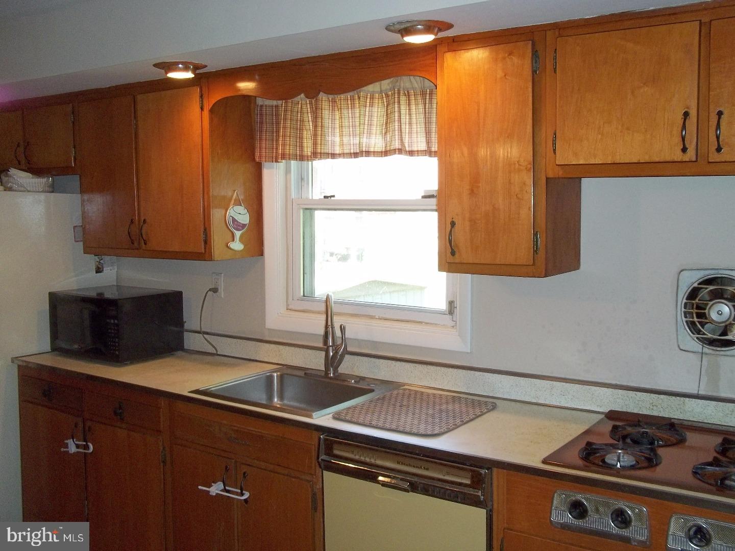 713 Cinnaminson Street Philadelphia, PA 19128 - Photo 11 of 16 Kitchen