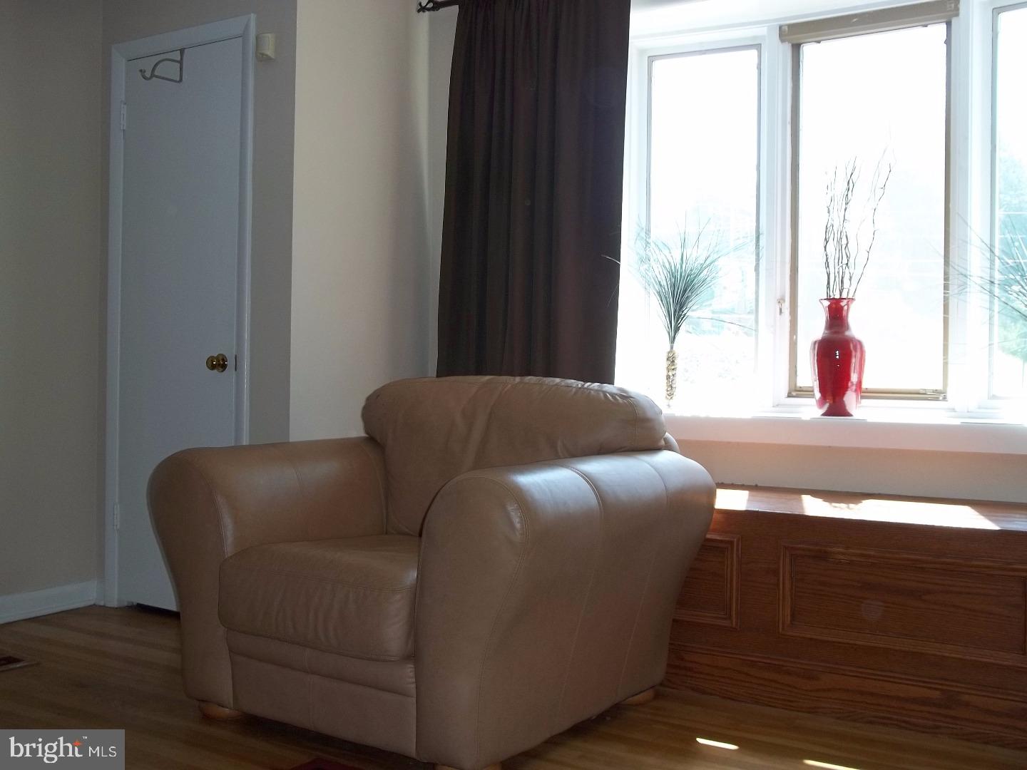 713 Cinnaminson Street Philadelphia, PA 19128 - Photo 6 of 16 Living Room