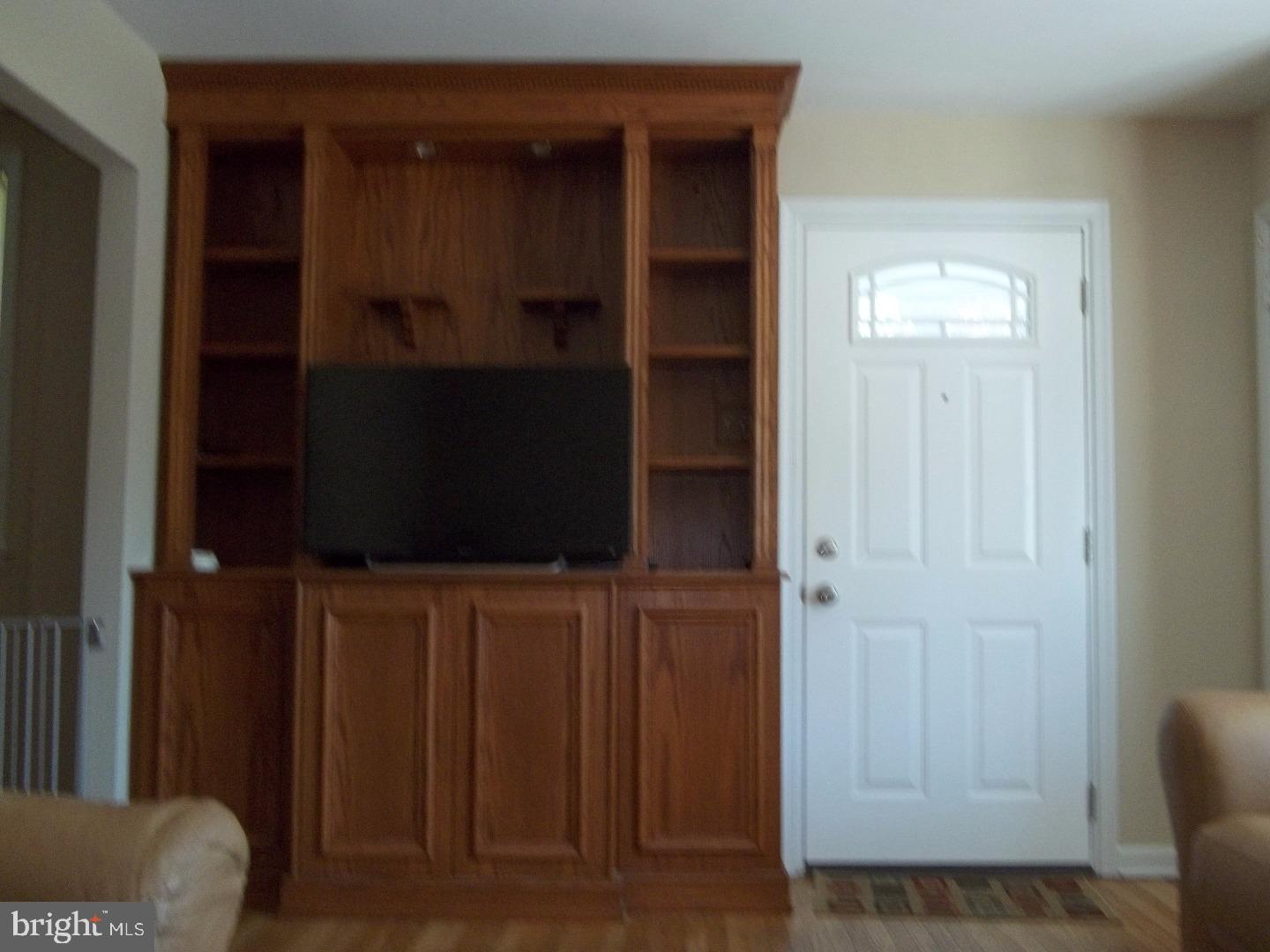 713 Cinnaminson Street Philadelphia, PA 19128 - Photo 7 of 16 Living Room