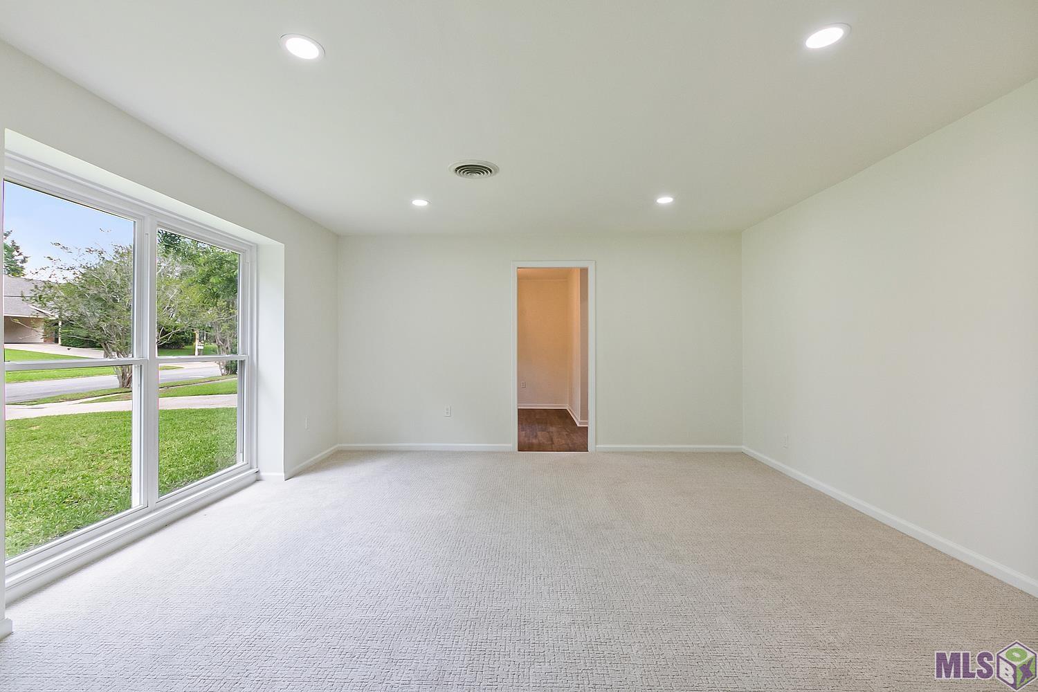 9736 Regency Drive Baton Rouge, LA 70815 - Photo 7 of 19 Front Living Room