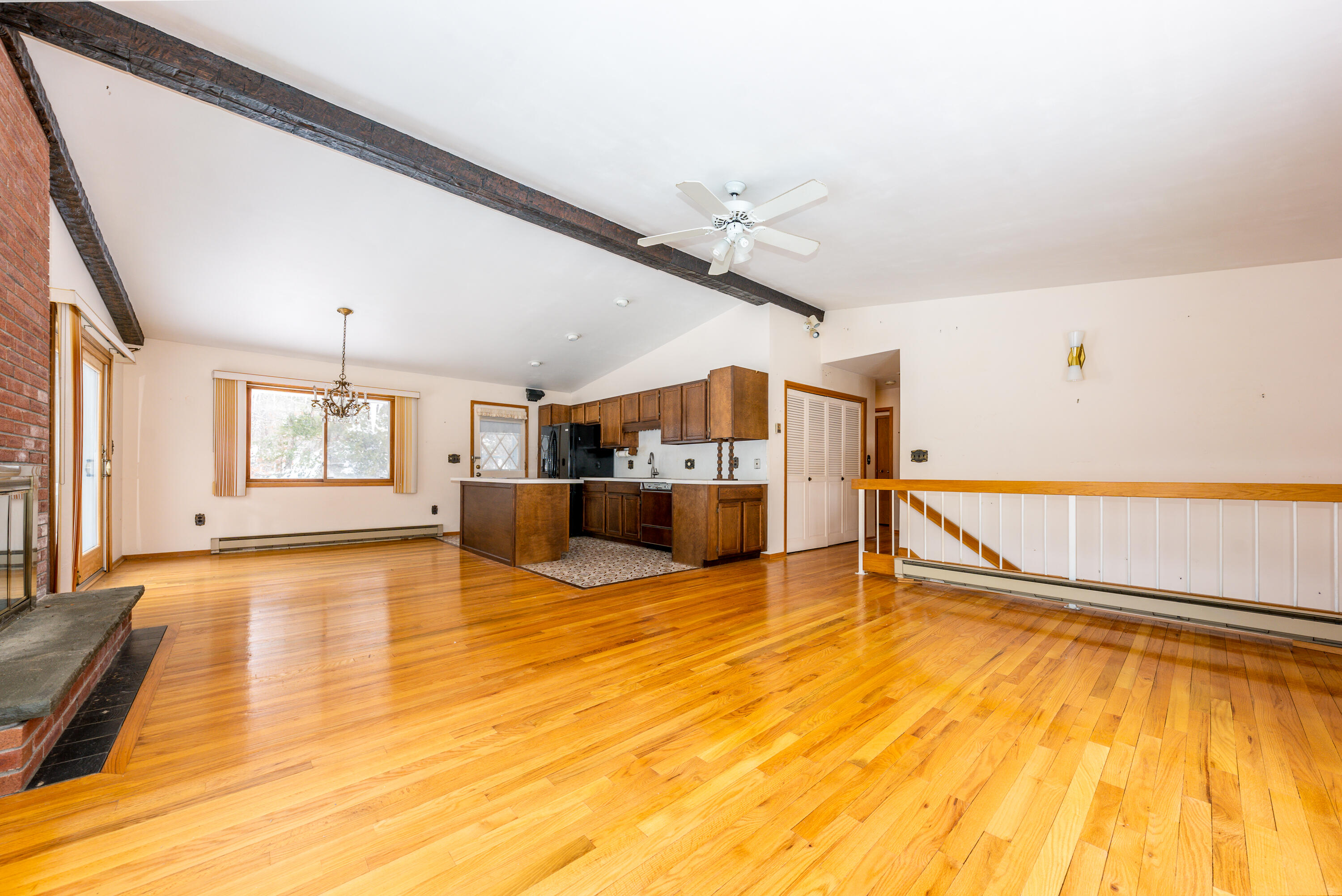 53 Neshobe Road Mashpee, MA 02649 - Photo 12 of 34 livroom2