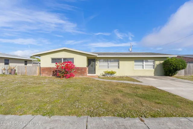 a view of a back yard of the house