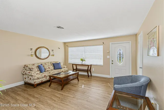 a view of a livingroom with a workspace