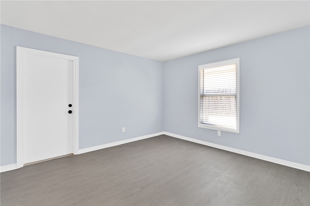 669 Vocelle Avenue Sebastian, FL 32958 - Photo 20 of 34 an empty room with a window
