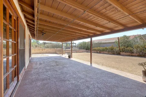 a view of a backyard of the house