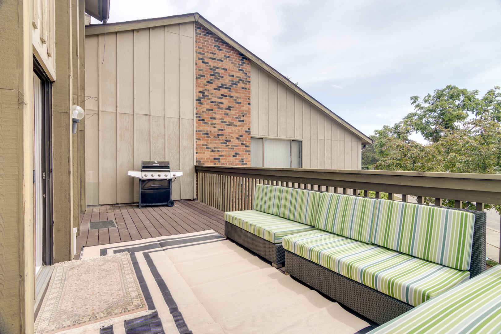 40 Portwine Road Willowbrook, IL 60527 - Photo 40 of 42 a balcony with a couch