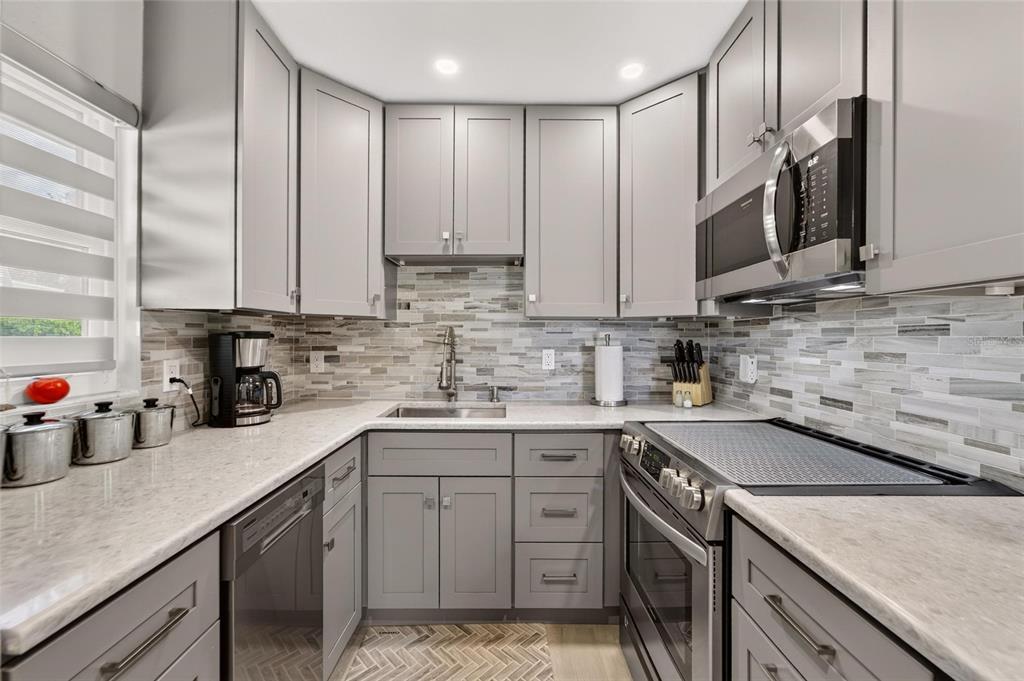 102 Cambridge Trail, Unit 220 Sun City Center, FL 33573 - Photo 12 of 35 Gallery Image 12