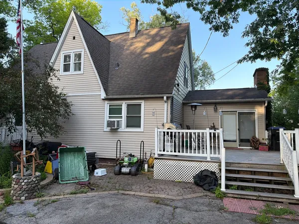 $275,000 | 922 Valley Avenue, McHenry, IL 60051