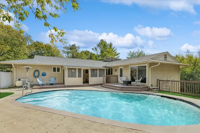 $695,000 | 25146 West Tower Drive, Tower Lakes, IL 60010