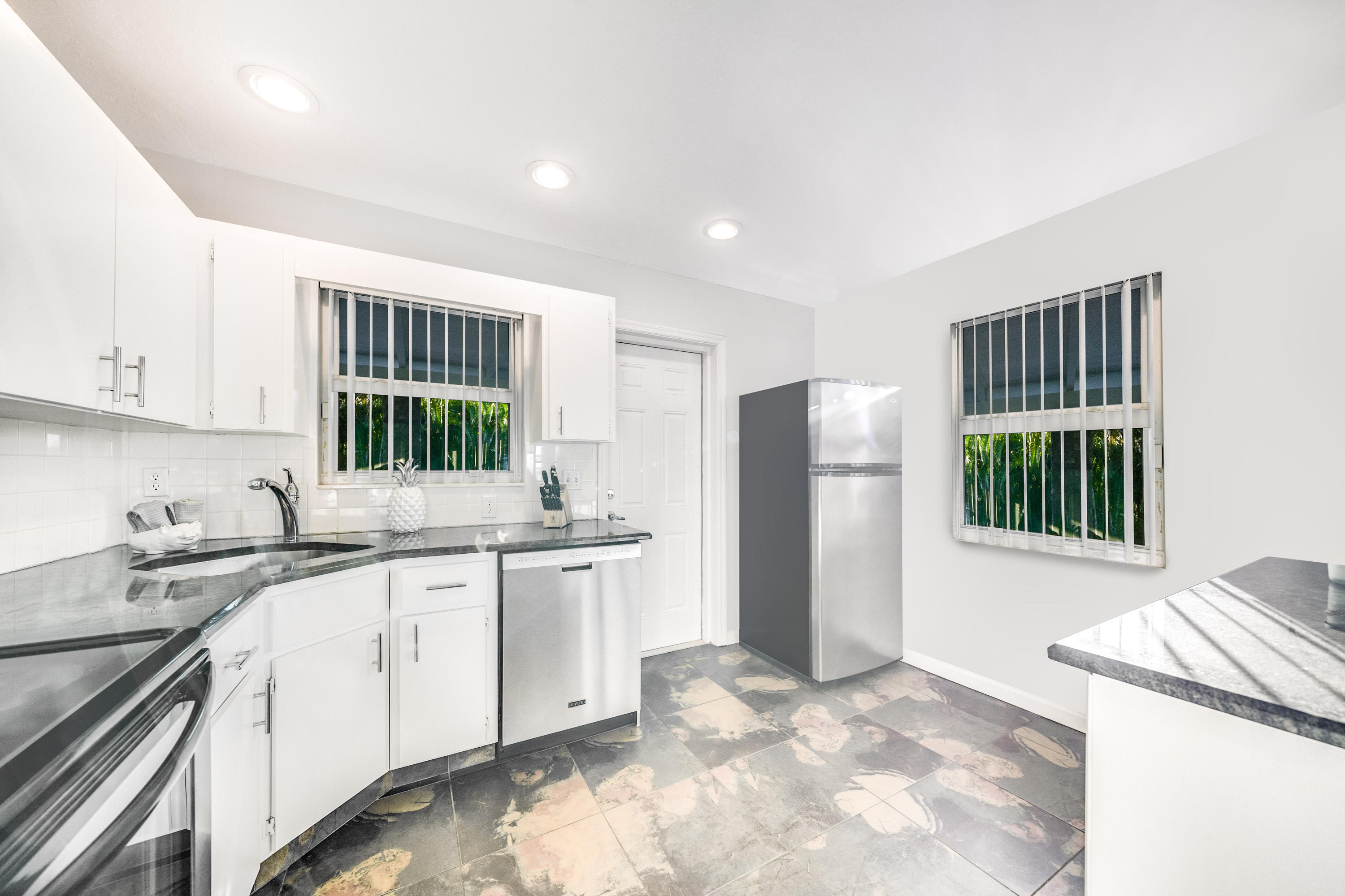 214 Northeast 10th Street Delray Beach, FL 33444 - Photo 11 of 32 _JOY8006