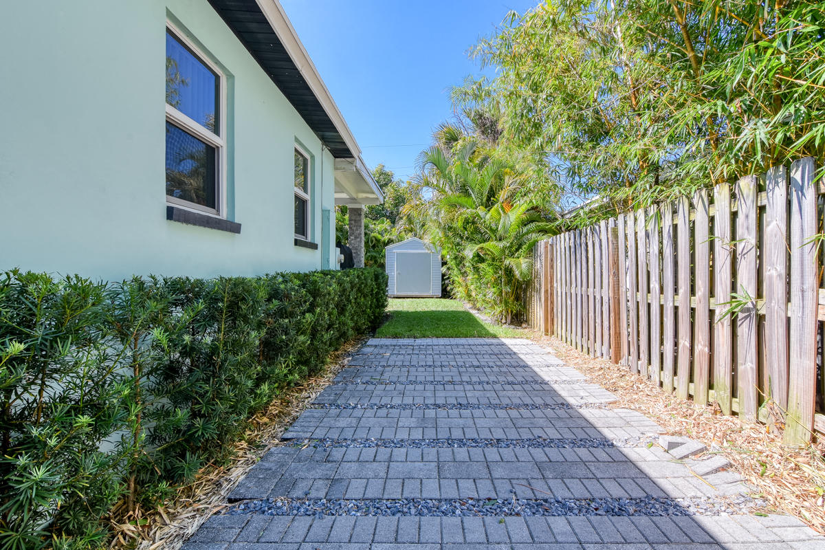 214 Northeast 10th Street Delray Beach, FL 33444 - Photo 24 of 32 Extra Parking
