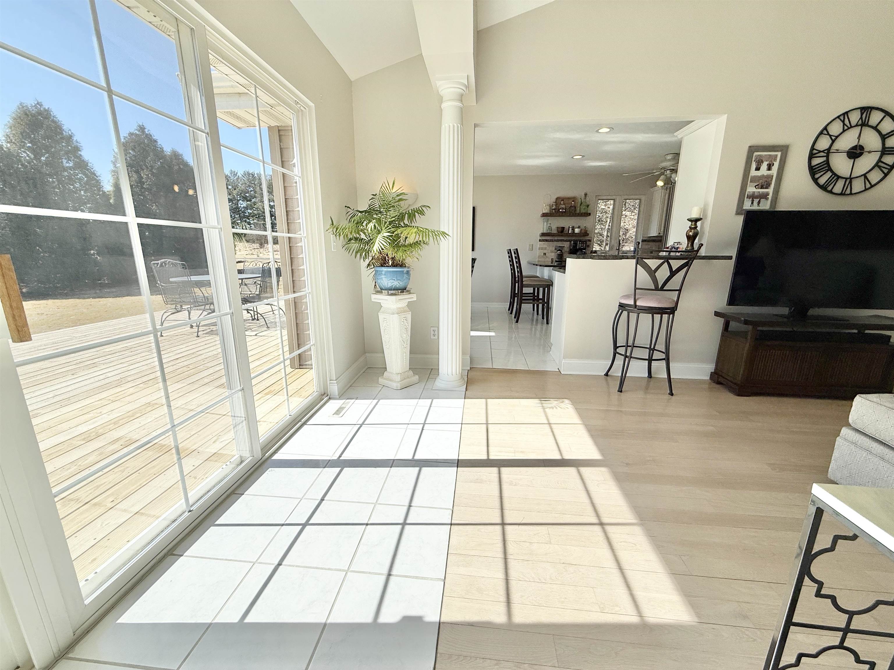 7188 Edwardsville Road Rockford, IL 61102 - Photo 13 of 73 a view of a entryway with furniture