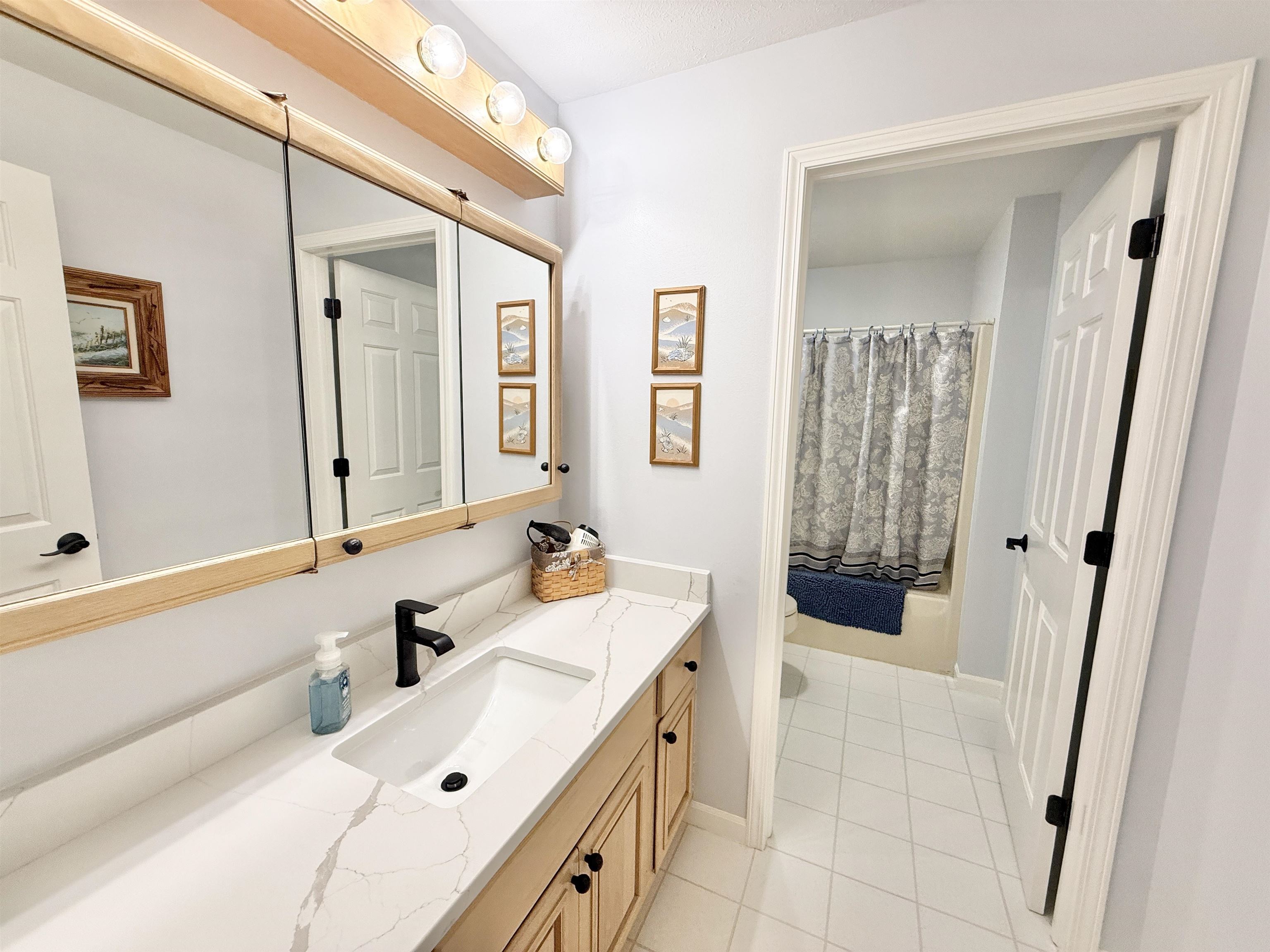 7188 Edwardsville Road Rockford, IL 61102 - Photo 42 of 73 a bathroom with a tub sink and mirror