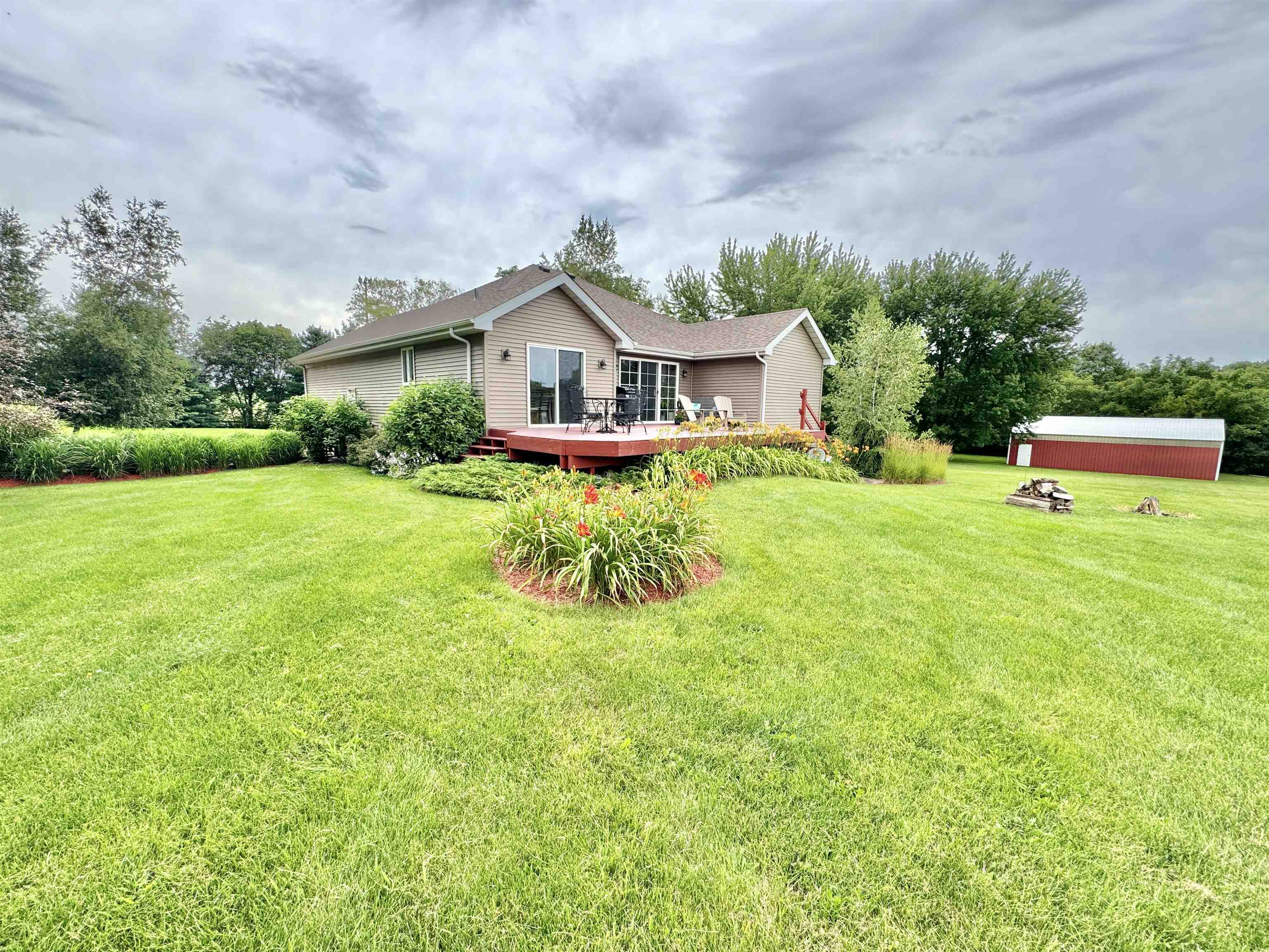 7188 Edwardsville Road Rockford, IL 61102 - Photo 47 of 73 a front view of a house with yard and green space
