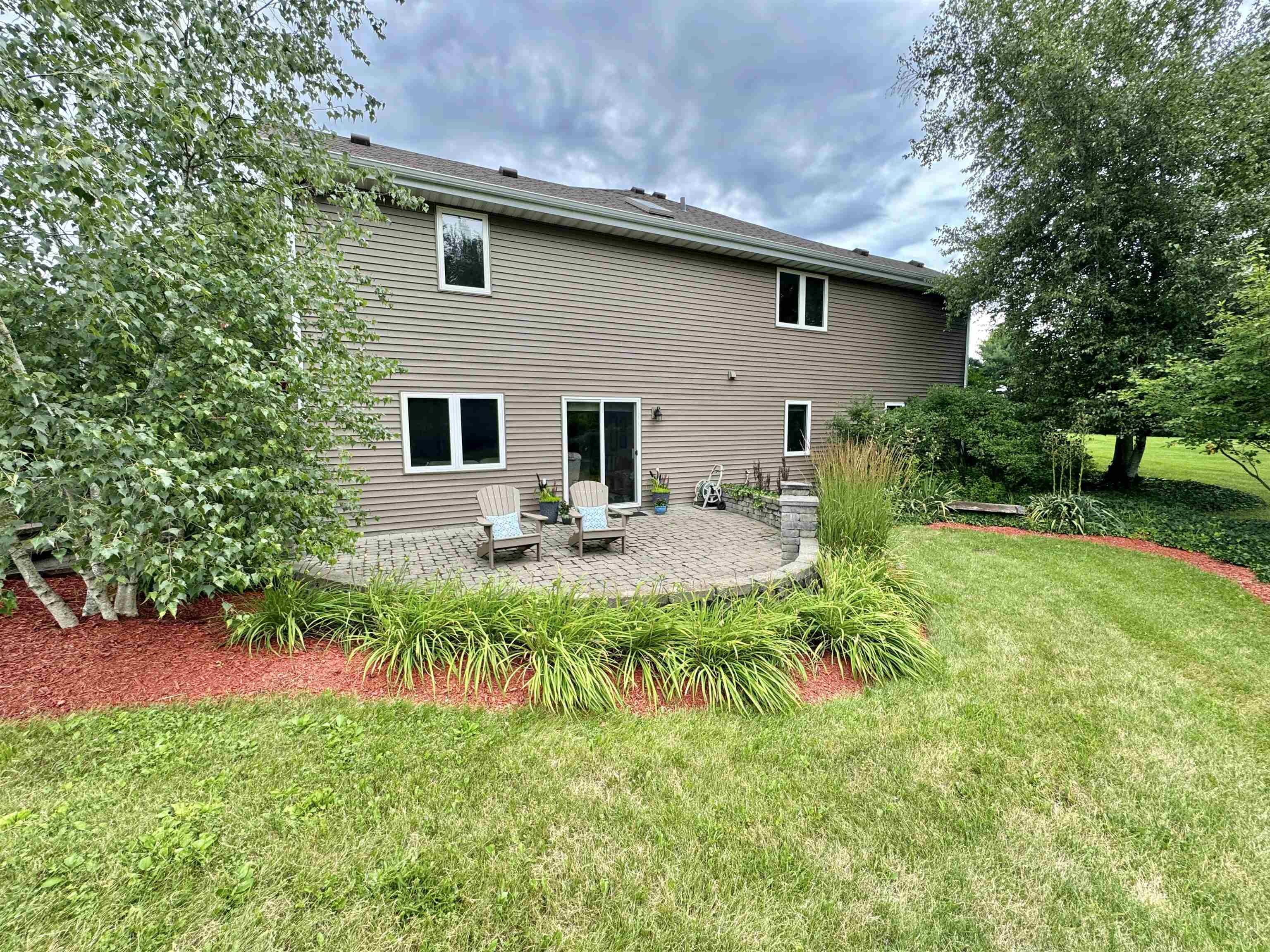 7188 Edwardsville Road Rockford, IL 61102 - Photo 51 of 73 a backyard of a house with table and chairs