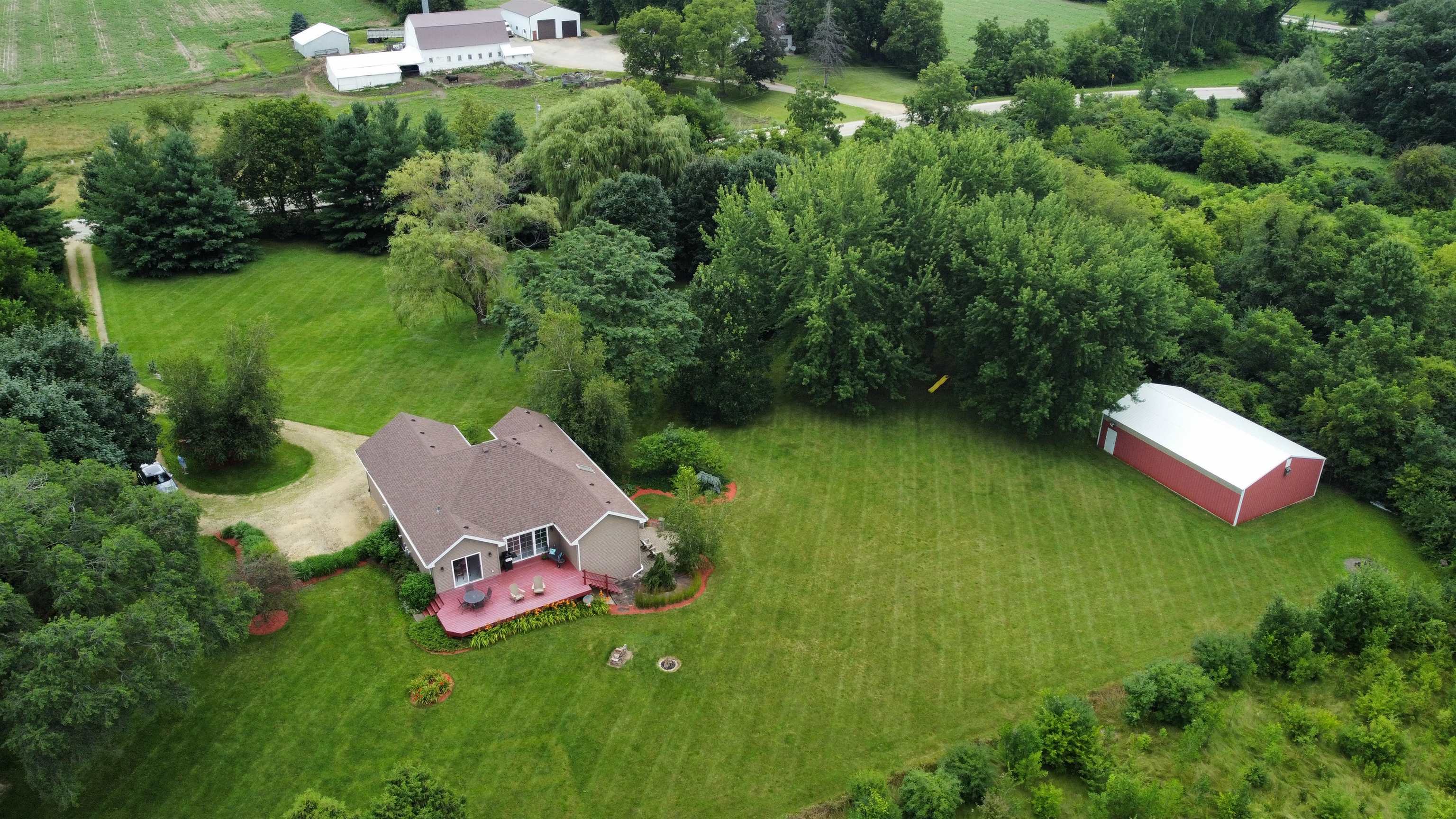 7188 Edwardsville Road Rockford, IL 61102 - Photo 54 of 73 a view of a table and chairs in the garden