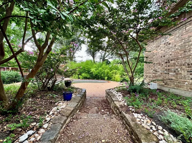 a view of an outdoor space