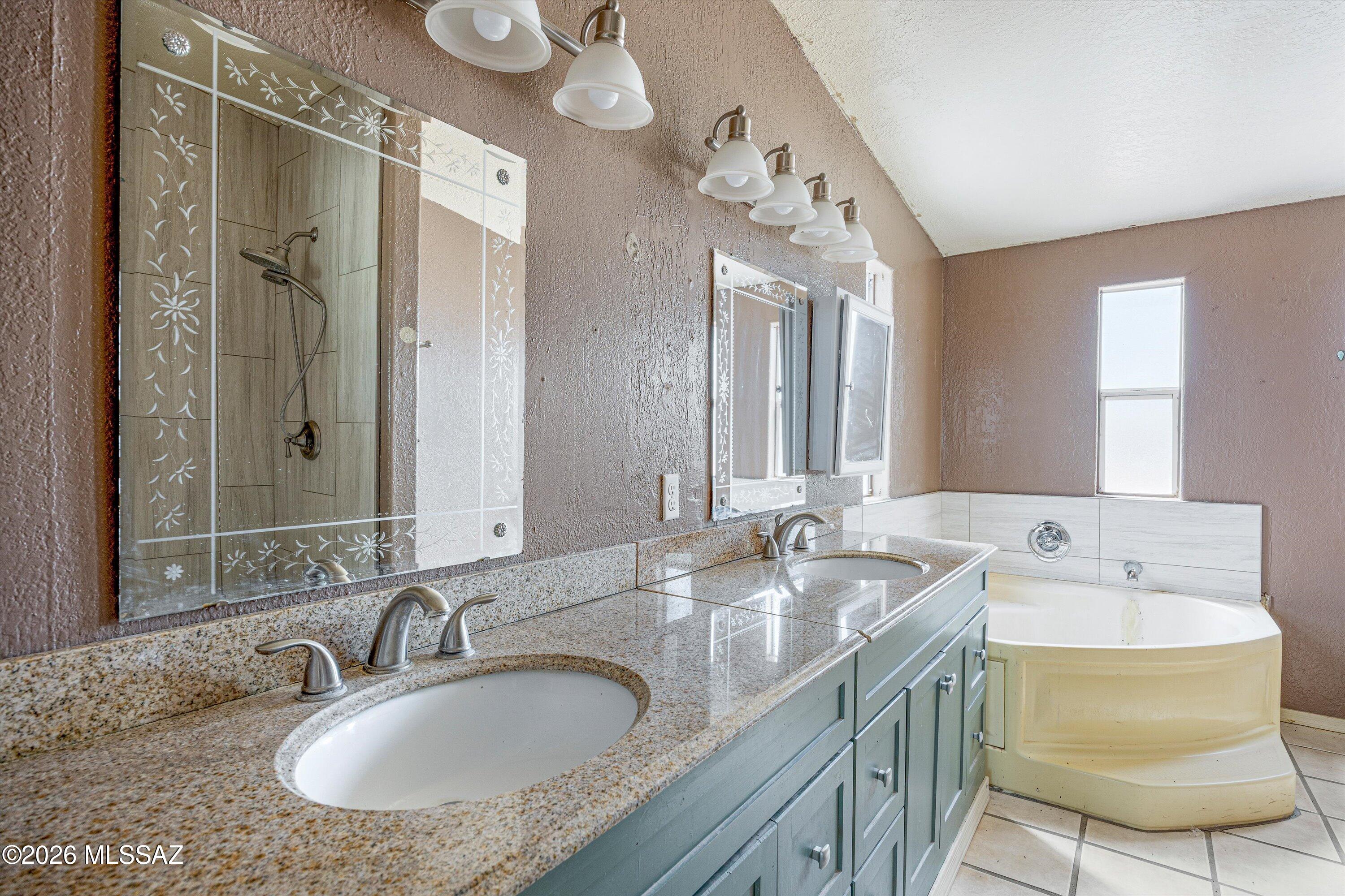 17111 South Country Club Road, Unit 48 Sahuarita, AZ 85629 - Photo 21 of 37 Primary Bedroom