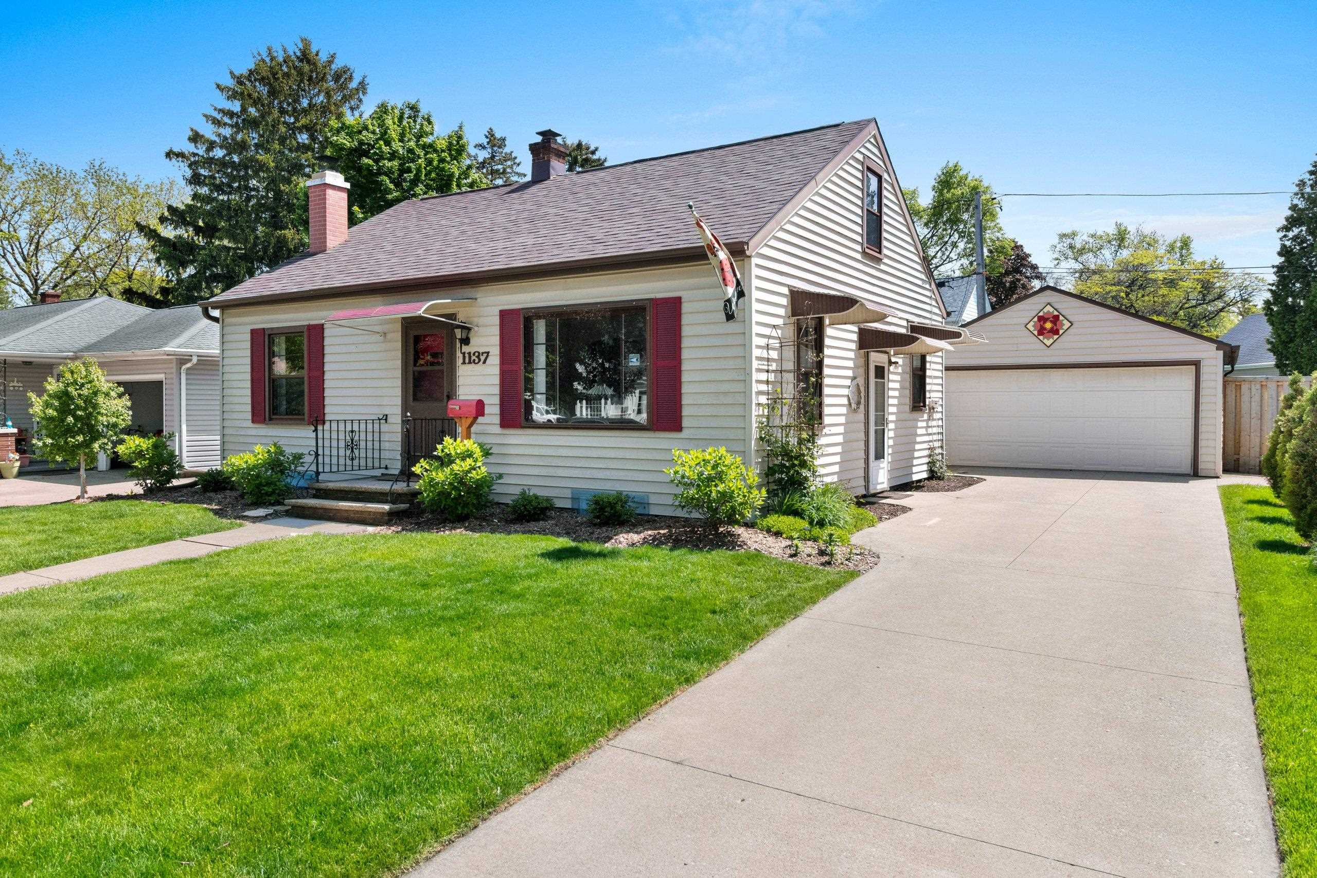 1137 East Jardin Street Appleton, WI 54911 - Photo 4 of 56