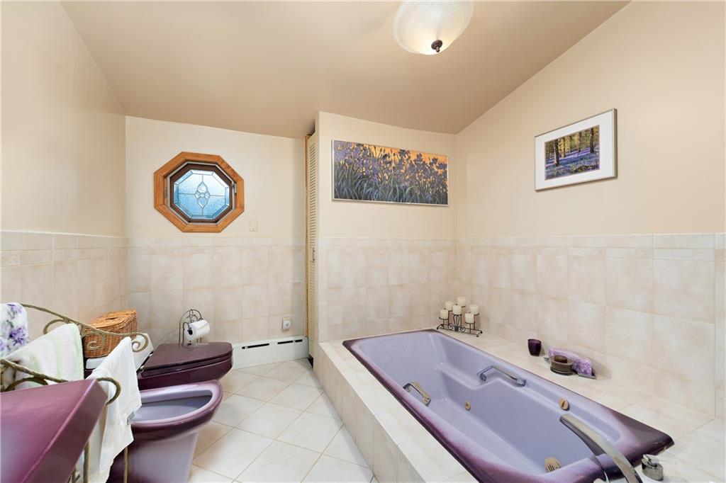 114 Pine Manor Sewickley, PA 15143 - Photo 23 of 40 a bathroom with a tub a sink and a mirror