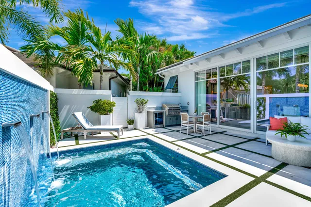 a view of a backyard