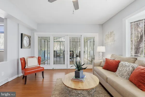 a view of an entryway with a livingroom