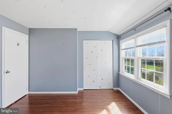 an empty room with windows and pillars in it