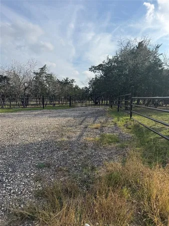 $800,000 | 4926 West Old Lockhart Road, Muldoon, TX 78949