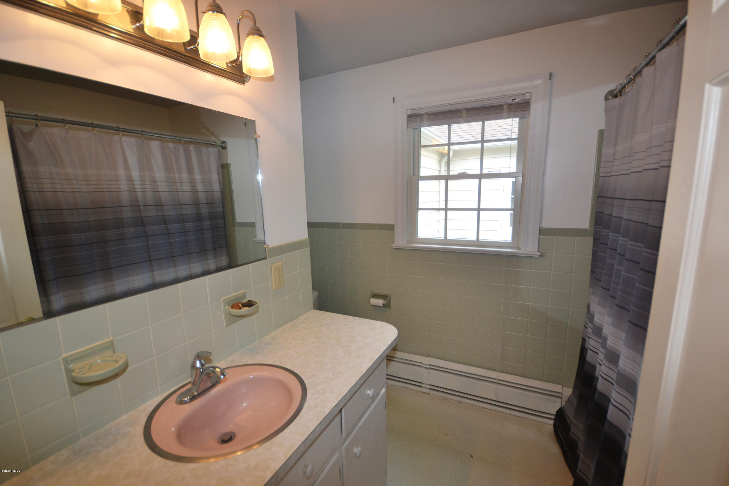 60 Eleanor Road Pittsfield, MA 01201 - Photo 18 of 27 Full Bathroom