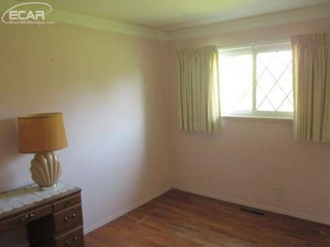5305 North Linden Road Flint, MI 48504 - Photo 19 of 33 20423879-18.JPG