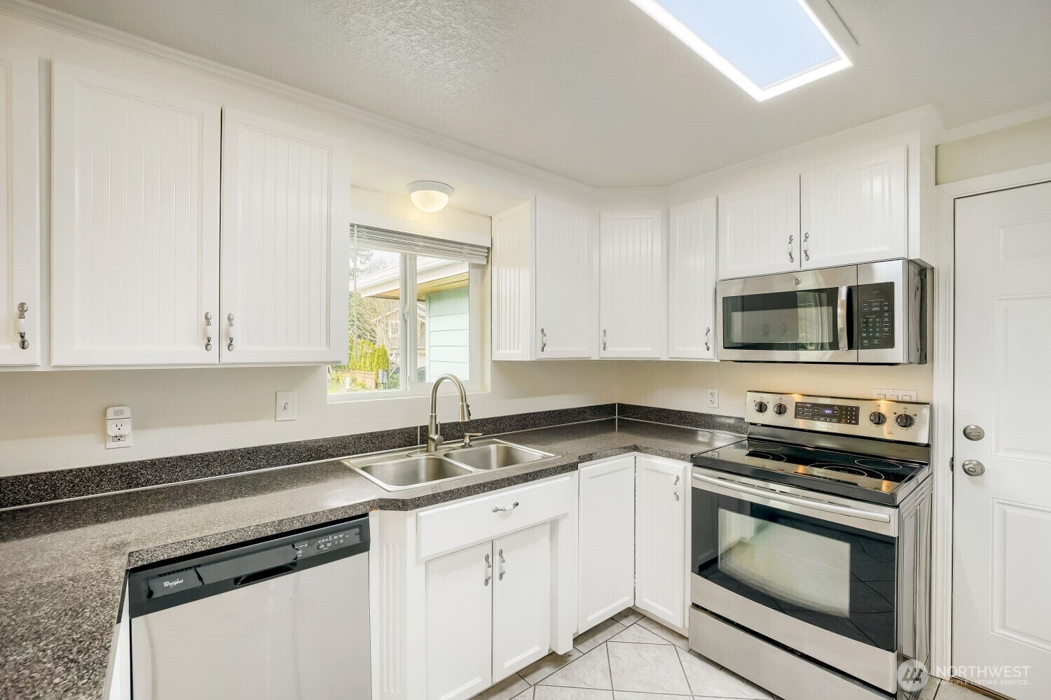 12045 Southeast 210th Street Kent, WA 98031 - Photo 6 of 26
