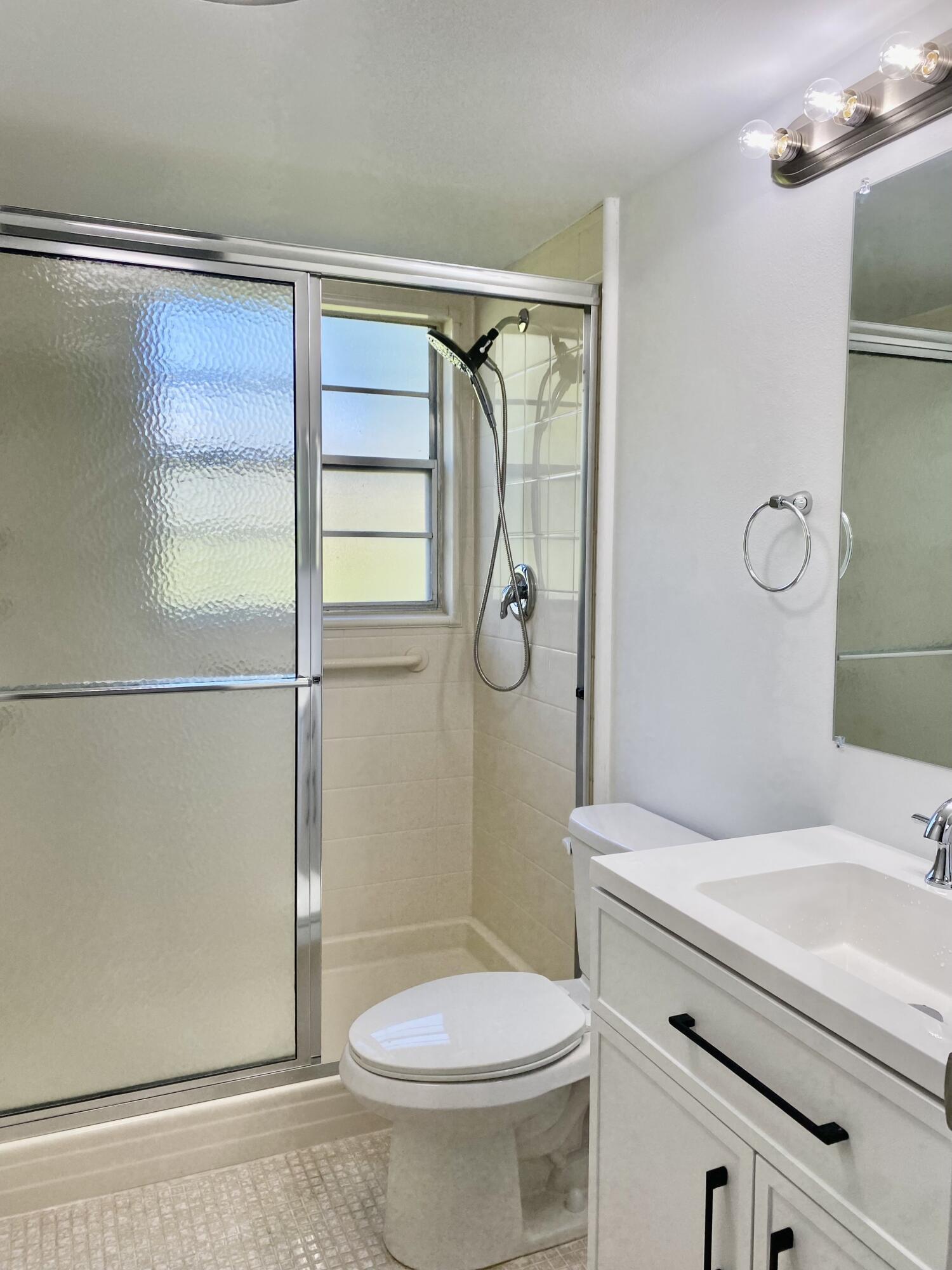 256 Mansfield F, Unit G Boca Raton, FL 33434 - Photo 23 of 40 IMG_E8728 bath best 1