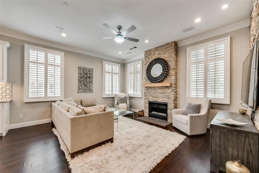2902 North Pearl Street Dallas, TX 75201 - Photo 11 of 36 Living area featuring a healthy amount of sunlight, visible vents, ornamental molding, and a ceiling fan