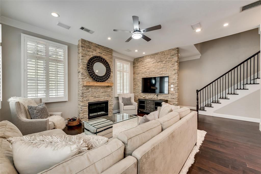 2902 North Pearl Street Dallas, TX 75201 - Photo 12 of 36 Living area featuring a ceiling fan, visible vents, and crown molding
