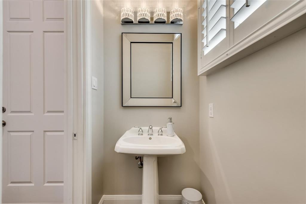 2902 North Pearl Street Dallas, TX 75201 - Photo 18 of 36 Bathroom featuring baseboards