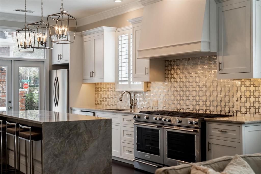 2902 North Pearl Street Dallas, TX 75201 - Photo 5 of 36 Kitchen with a notable chandelier, crown molding, premium range hood, stainless steel appliances, and visible vents