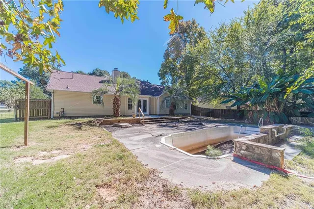 a view of a house with backyard