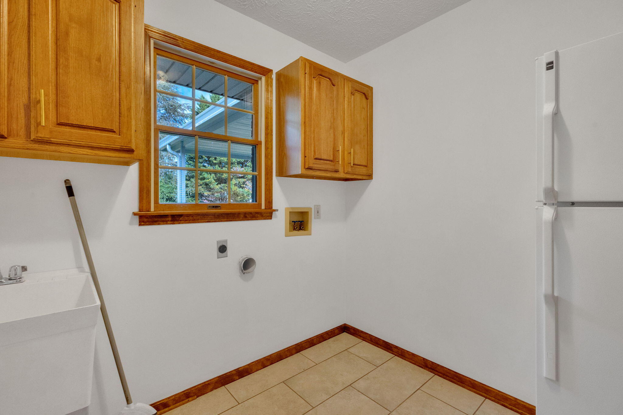 620 Snapps Ferry Road Kingsport, TN 37664 - Photo 3 of 38 3-web-or-mls-217A6307