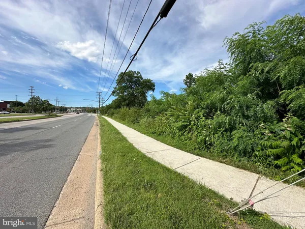 a view of a street with a yard