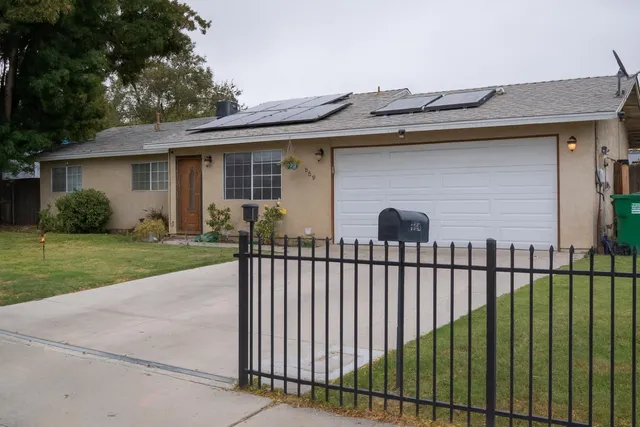 a view of a house with a yard and plants