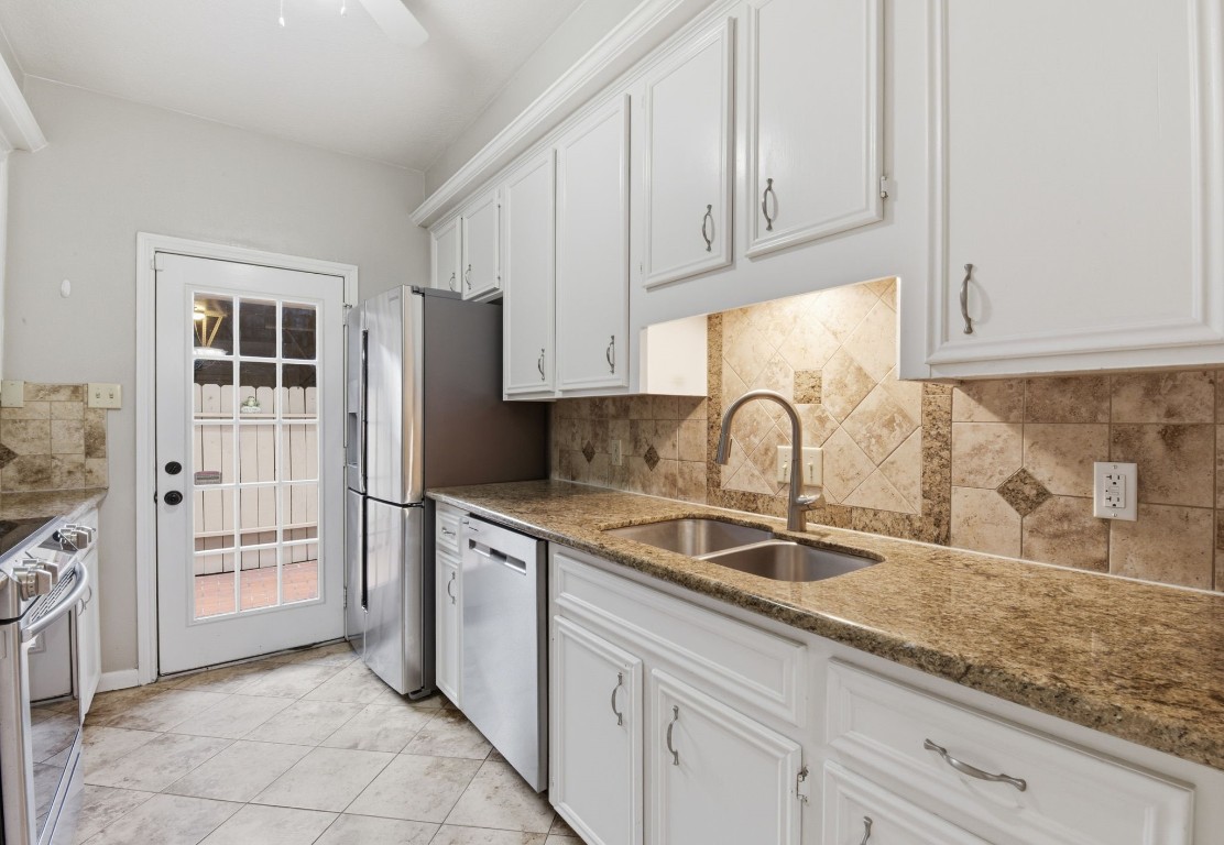 727 Bunker Hill Road, Unit 34 Houston, TX 77024 - Photo 21 of 50 Kitchen with a view of the deck through the window