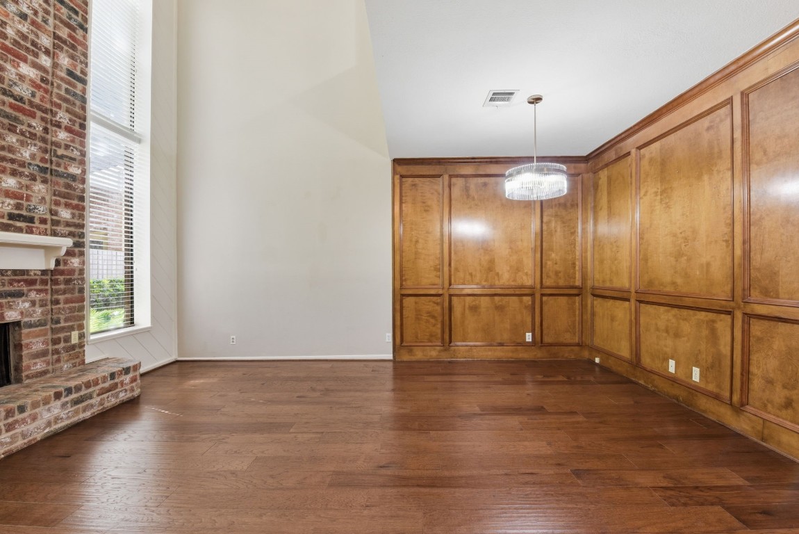 727 Bunker Hill Road, Unit 34 Houston, TX 77024 - Photo 10 of 50 Bright living space