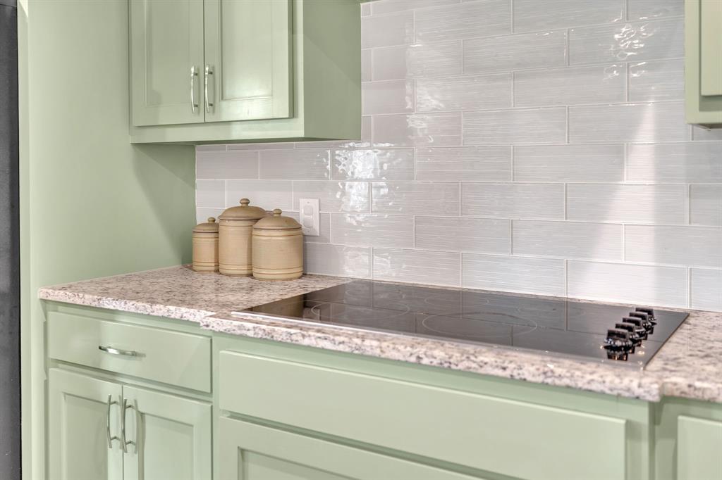 7609 Carter Ranch Road Azle, TX 76020 - Photo 13 of 38 Ceramic cooktop