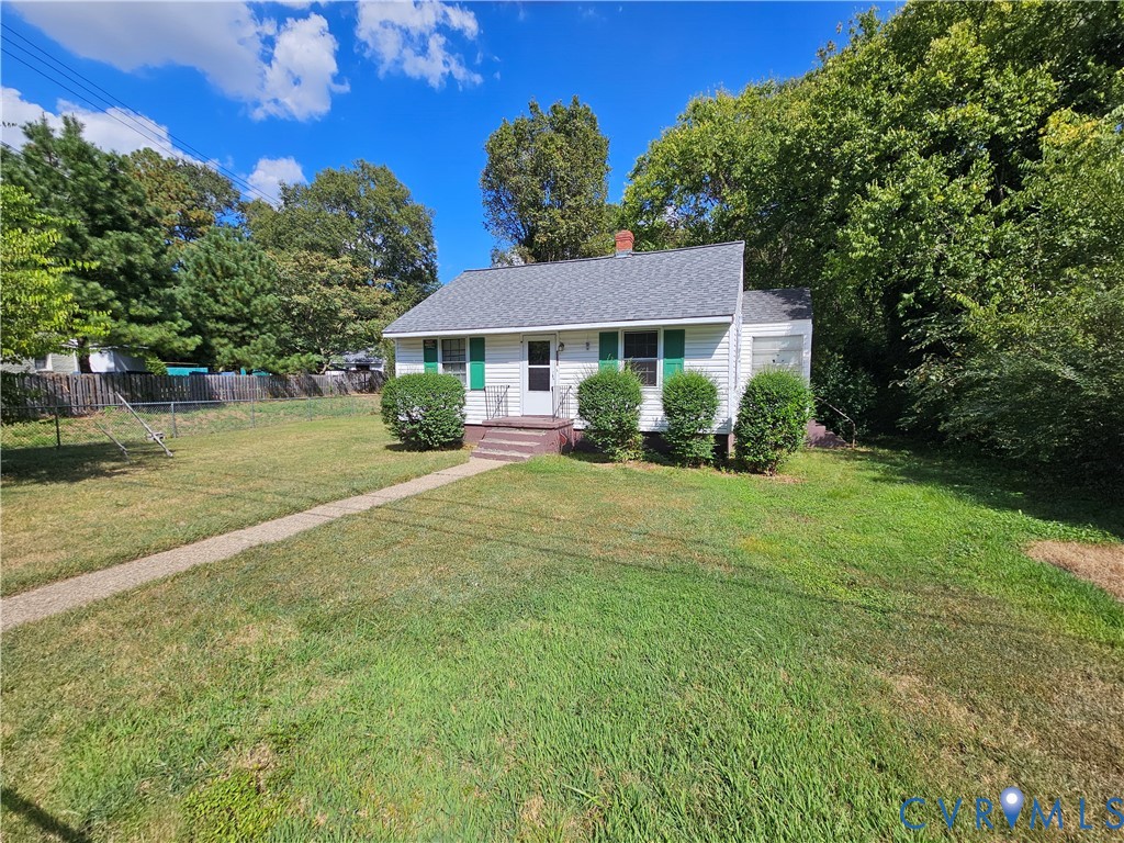 2201 South Kinsley Avenue Richmond, VA 23224 - Photo 1 of 7 a front view of a house with yard and green space