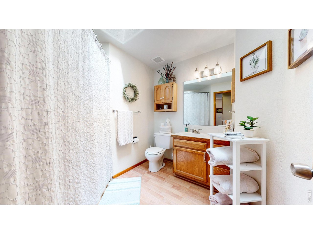 1802 Silvergate Road Fort Collins, CO 80526 - Photo 12 of 50 Main shared full bath