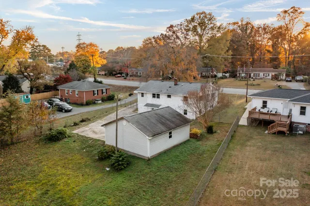 a view of a houses with a yard